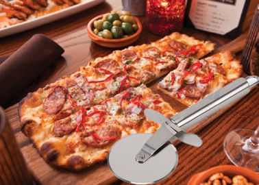 La cucina dell'acciaio inossidabile di abitudine SS304 foggia la taglierina della pizza con la maniglia di legno dei pp