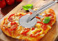 La cucina dell'acciaio inossidabile di abitudine SS304 foggia la taglierina della pizza con la maniglia di legno dei pp